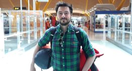 Antonio Lucas: «Hay que aprender a viajar con lo mínimo: el placer es subir al avión sin facturar»