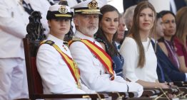 La reina Letizia con su look de verano más espectacular: vestido midi de una diseñadora sevillana y sandalias tendencia