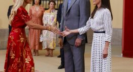Esther Alcocer Koplowitz se convierte en la invitada más elegante con un vestido midi ideal durante una recepción con los reyes Felipe y Letizia