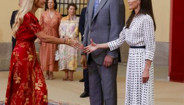 Esther Alcocer Koplowitz se convierte en la invitada más elegante con un vestido midi ideal durante una recepción con los reyes Felipe y Letizia