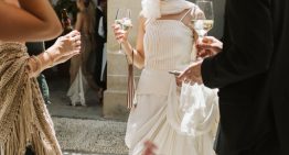 La novia vasca que se casó en Cádiz con una flor XL en el cuello