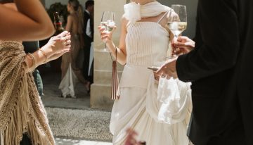 La novia vasca que se casó en Cádiz con una flor XL en el cuello