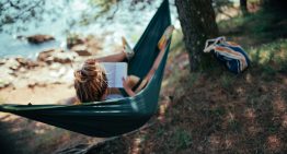 7 libros para viajar desde el sofá de casa este verano, no hace falta billete cuando una novela es capaz de transportarte