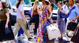 De un traje vintage de Gaultier a un market bag de Fendi, todos los guiños de lujo de Anne Hathaway  en El diablo viste de Prada 2