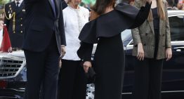 La invitada sevillana que se saltó el protocolo con un look formado por top de volantes y maxifalda inspiración reina Letiza