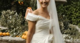 La novia galerista que se casó en una abadía con un vestido con hombros al aire y drapeados