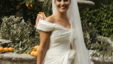 La novia galerista que se casó en una abadía con un vestido con hombros al aire y drapeados