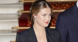 Leonor sorprende en los Premios Princesa de Girona vistiendo a juego con la reina Letizia con un traje con brillos de una firma madrileña