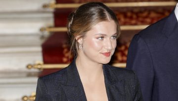 Leonor sorprende en los Premios Princesa de Girona vistiendo a juego con la reina Letizia con un traje con brillos de una firma madrileña