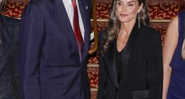 La Reina Letizia combina el esmoquin como las parisinas con sus zapatos favoritos en charol y una cartera de raso en los premios Princesa de Girona