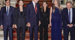La infanta Sofía escoge una de sus prendas insignias en los Premios Princesa de Girona: un mono azul marino con capa asimétrica