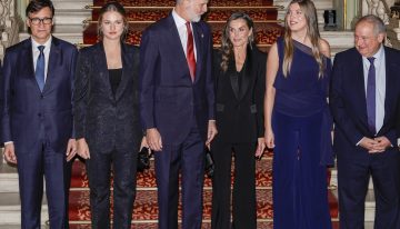 La infanta Sofía escoge una de sus prendas insignias en los Premios Princesa de Girona: un mono azul marino con capa asimétrica
