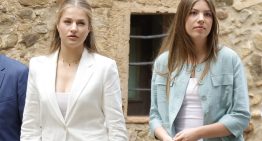 La princesa Leonor y la infanta Sofía, con look casual de ejecutiva y el famoso anillo de la reina Letizia de visita a Sant Martí Vell
