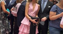 En esta boda de Málaga, la invitada más elegante ha llevado un precioso vestido de volantes y sandalias de Zara