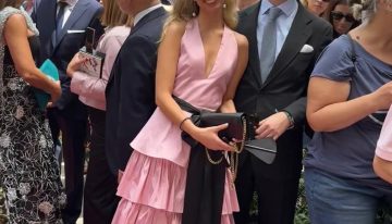 En esta boda de Málaga, la invitada más elegante ha llevado un precioso vestido de volantes y sandalias de Zara