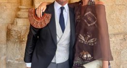La invitada más elegante del fin de semana tiene un dos piezas efecto vestido y unos pendientes étnicos que solucionan cualquier look