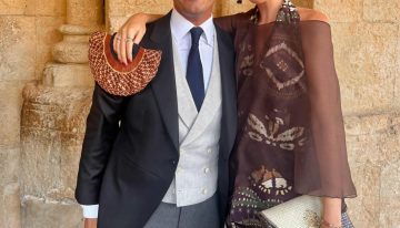 La invitada más elegante del fin de semana tiene un dos piezas efecto vestido y unos pendientes étnicos que solucionan cualquier look