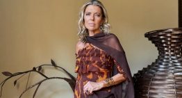 Esta invitada elegantísima de más de 60 años tiene el vestido (con mangas extraíbles) que mejor sienta para una boda de tarde en el campo