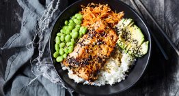 Samantha Vallejo-Nágera prepara junto a su nutricionista la comida antiinflamatoria de efecto saciante y con un marinado que favorece la digestión