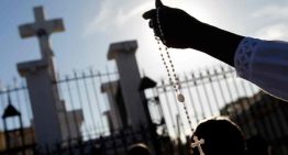 Trump impulsa libertad religiosa en oficinas federales: Se permitirá rezar y persuadir