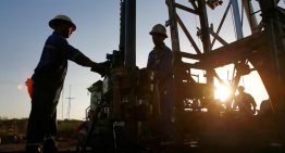 Precio del petróleo cae por temor a una brecha entre la oferta y la demanda