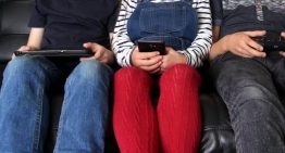 Francia prohíbe el uso de pantallas en escuelas y guarderías