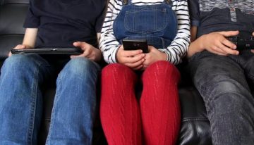 Francia prohíbe el uso de pantallas en escuelas y guarderías