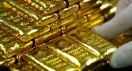 Precio del oro en mínimo de 3 semanas tras acuerdo arancelario