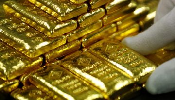 Precio del oro en mínimo de 3 semanas tras acuerdo arancelario
