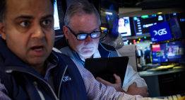 Wall Street cierra con pérdidas antes de reportes de Apple y Amazon