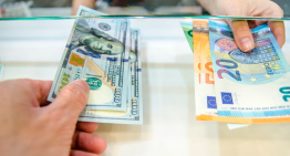 El euro toca mínimo de un mes tras acuerdo comercial Estados Unidos-UE; dólar se fortalece