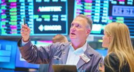 Wall Street opera mixto tras anuncios arancelarios de Trump; Tesla repunta