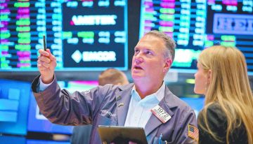 Wall Street opera mixto tras anuncios arancelarios de Trump; Tesla repunta