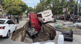 Se abre socavón en Guadalajara; cuatro lesionados
