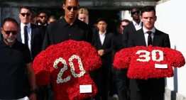 Jugadores del Liverpool llevan corona de flores rojas en el funeral de Diogo Jota