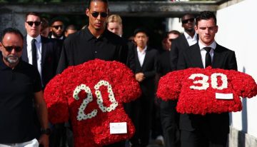 Jugadores del Liverpool llevan corona de flores rojas en el funeral de Diogo Jota