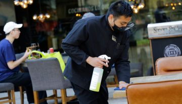 Servicios cayeron 0.4% mensual; su mayor contracción en lo que va del año