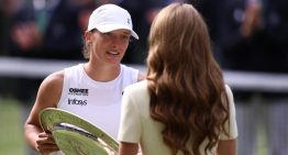 Swiatek agradece que la princesa Catalina le entregara el trofeo de Wimbledon
