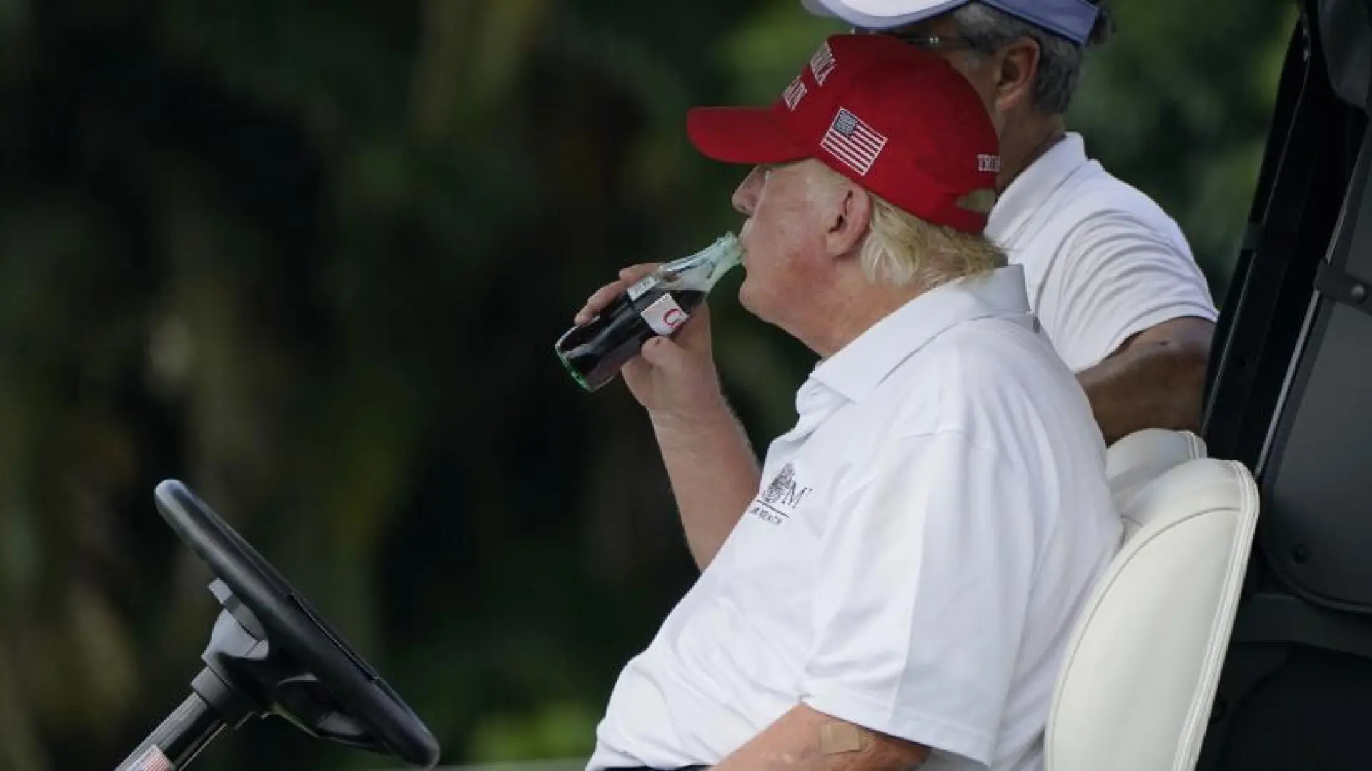 Trump 'ordena' a Coca-Cola cambiar su mítica fórmula secreta: ahora incluye un ingrediente que puede desatar una guerra comercial