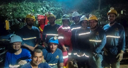 Socorristas rescatan a 18 trabajadores atrapados en mina de oro en Colombia