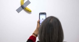 Un visitante «se come» una banana millonaria expuesta en un museo en Francia