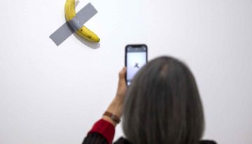 Un visitante «se come» una banana millonaria expuesta en un museo en Francia