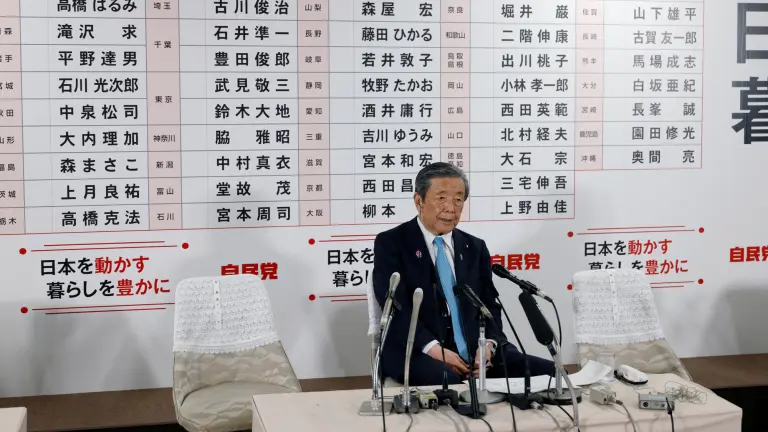 El secretario general del gobernante Partido Liberal Democrático (PLD), Hiroshi Moriyama, habla con los medios en la sede del PLD, el día de las elecciones a la Cámara Alta, en Tokio, Japón.