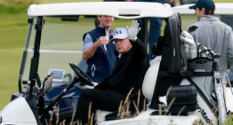Trump juega al golf en Escocia mientras persisten los interrogantes sobre Epstein