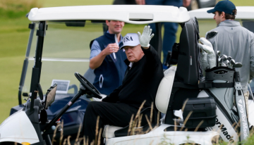 Trump juega al golf en Escocia mientras persisten los interrogantes sobre Epstein