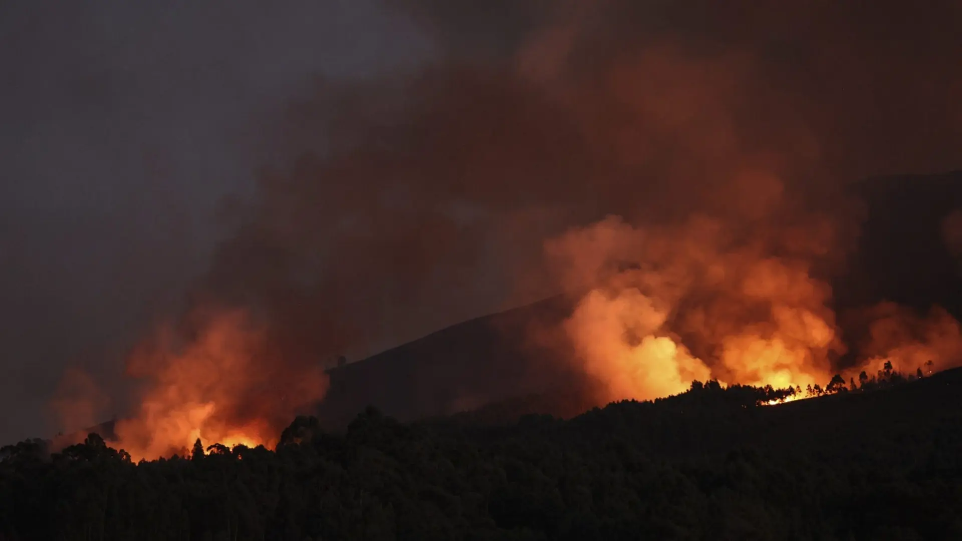 Preocupan los incendios en Portugal, dos de ellos cerca de Galicia y Extremadura: más de 1.500 bomberos luchan contra cinco focos