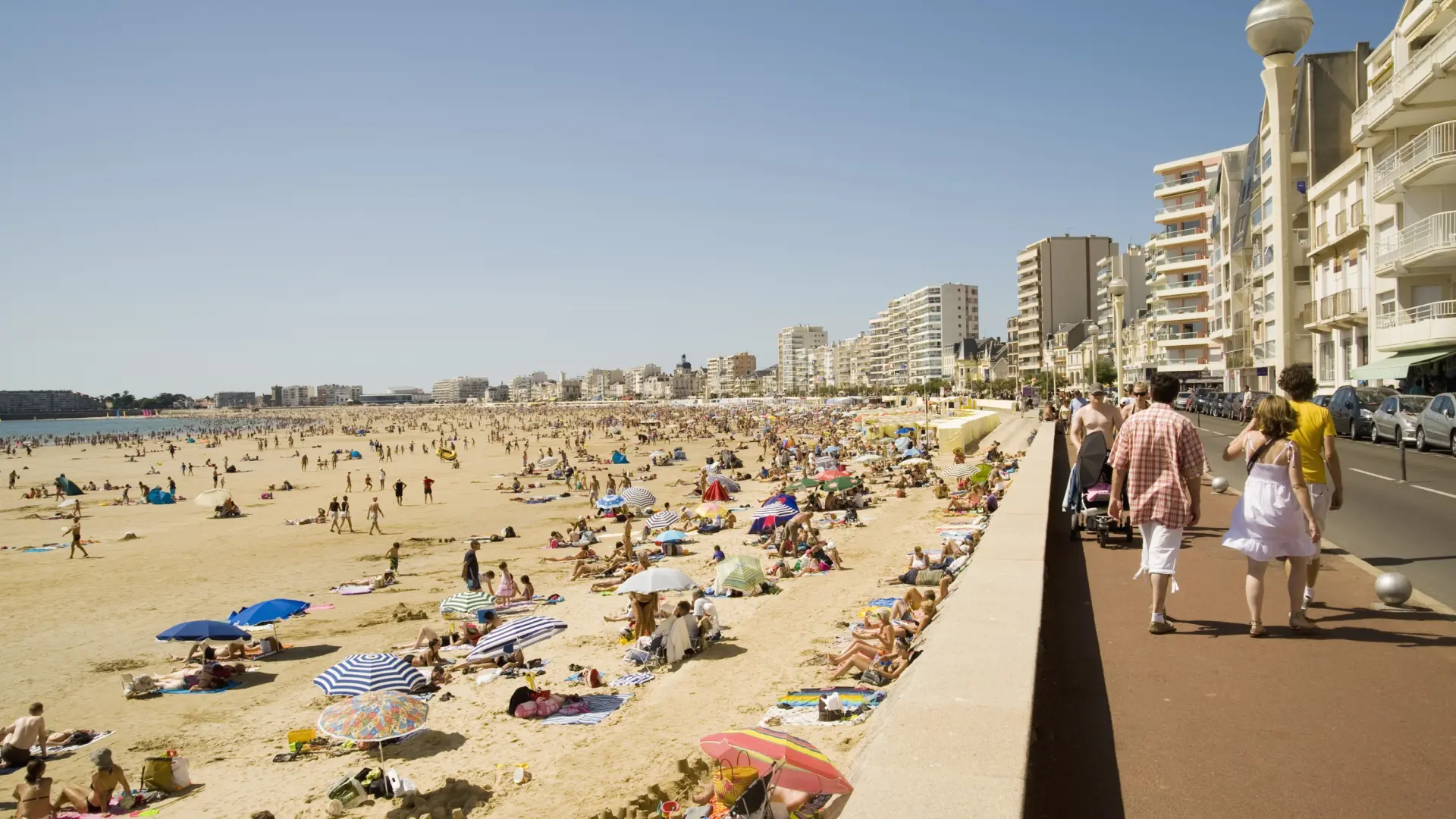 Una ciudad turística impone multas de hasta 150 euros por ir «semidesnudo» por la calle: «Es una falta de respeto»