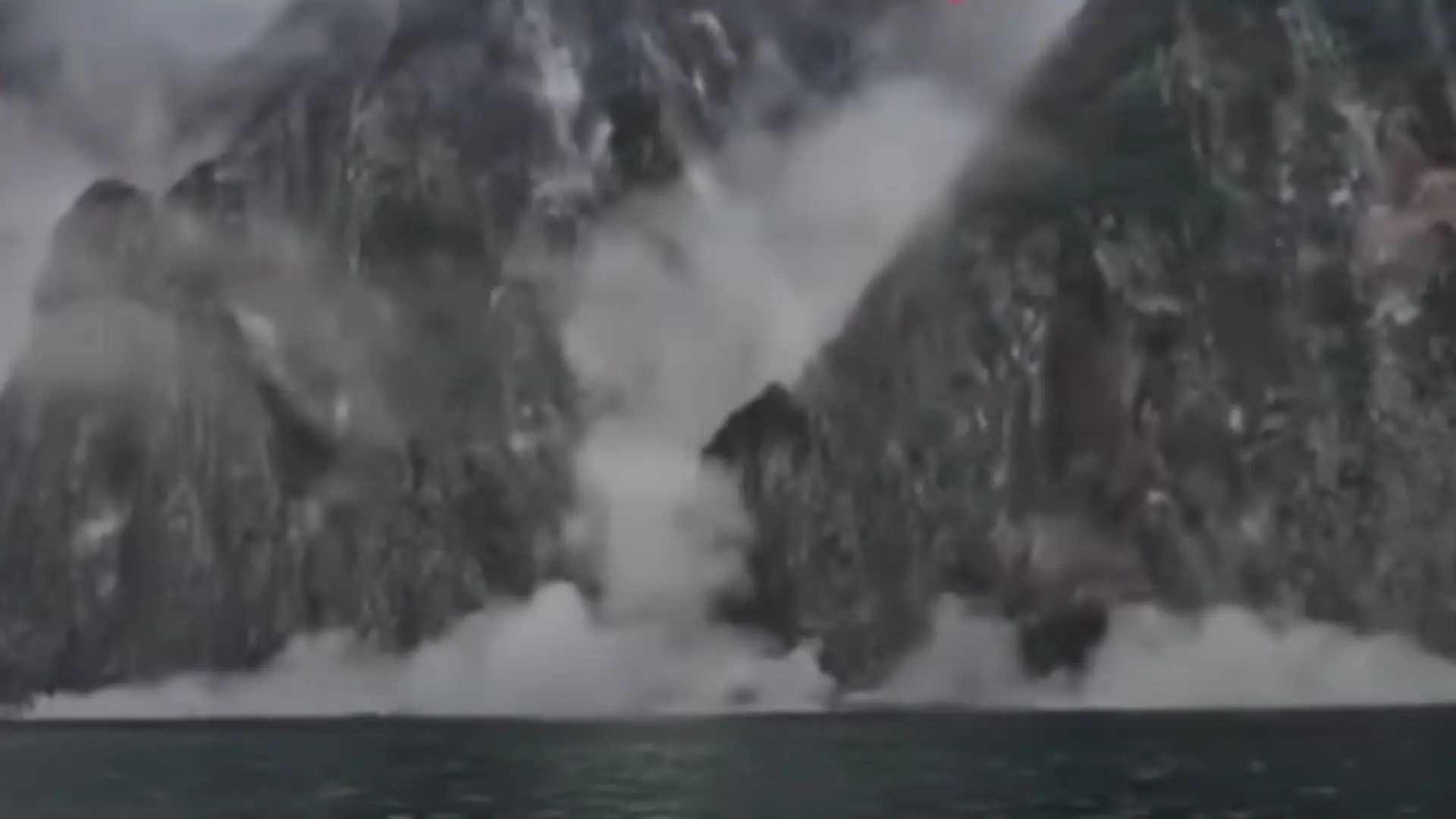 Las impactantes imágenes de un muro de rocas colapsando tras el terremoto en Kamchatka