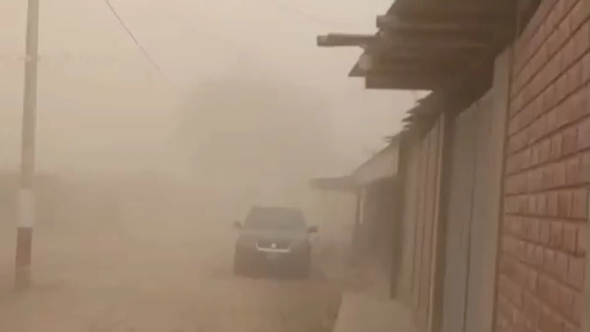 Una tormenta de arena cubre de polvo las calles de varias zonas de Perú