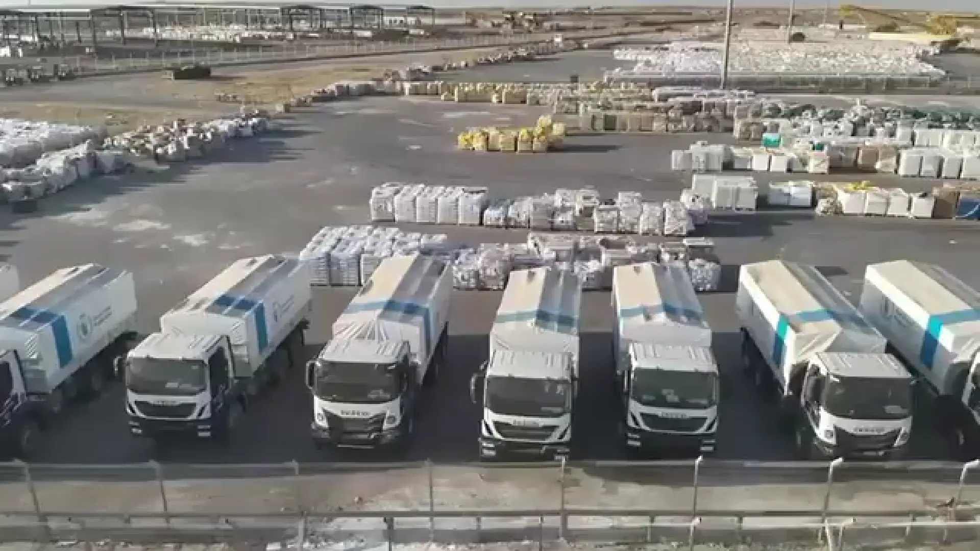 Israel niega la hambruna en Gaza y comparte un vídeo: "950 camiones con ayuda esperando a que las ONG lo repartan a los civiles"